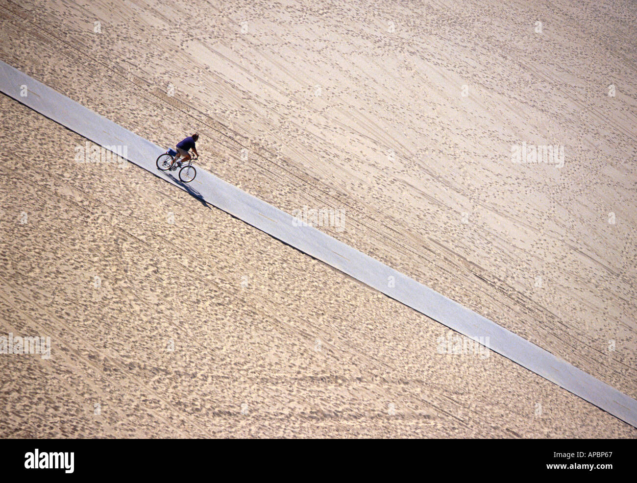 Mountain bike lontano da tutto e da tutti, la spiaggia di Santa Monica, California, Stati Uniti d'America Foto Stock