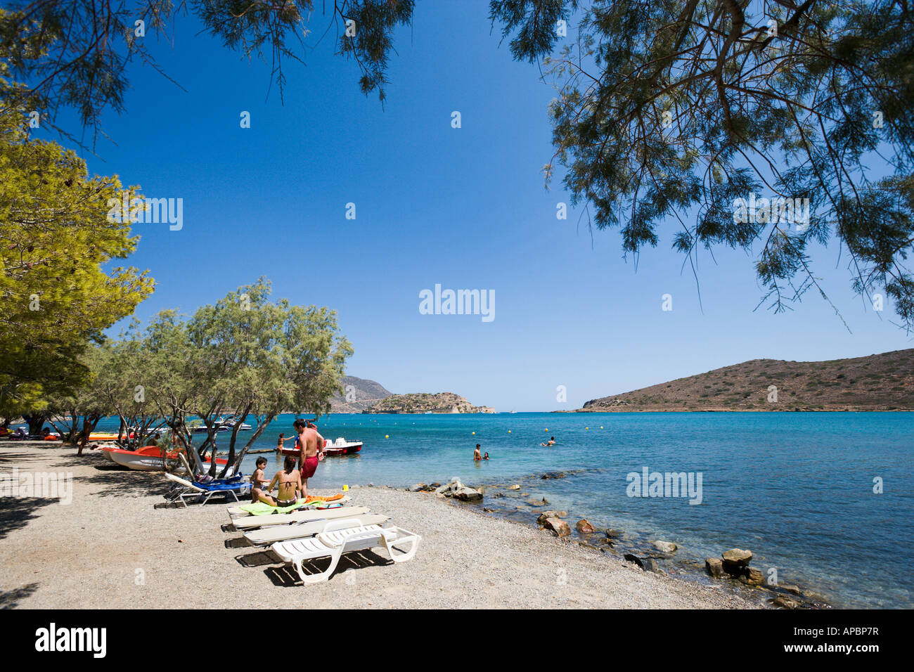Driros spiaggia con Spinalonga in distanza Elounda costa nord est di Creta Grecia Foto Stock
