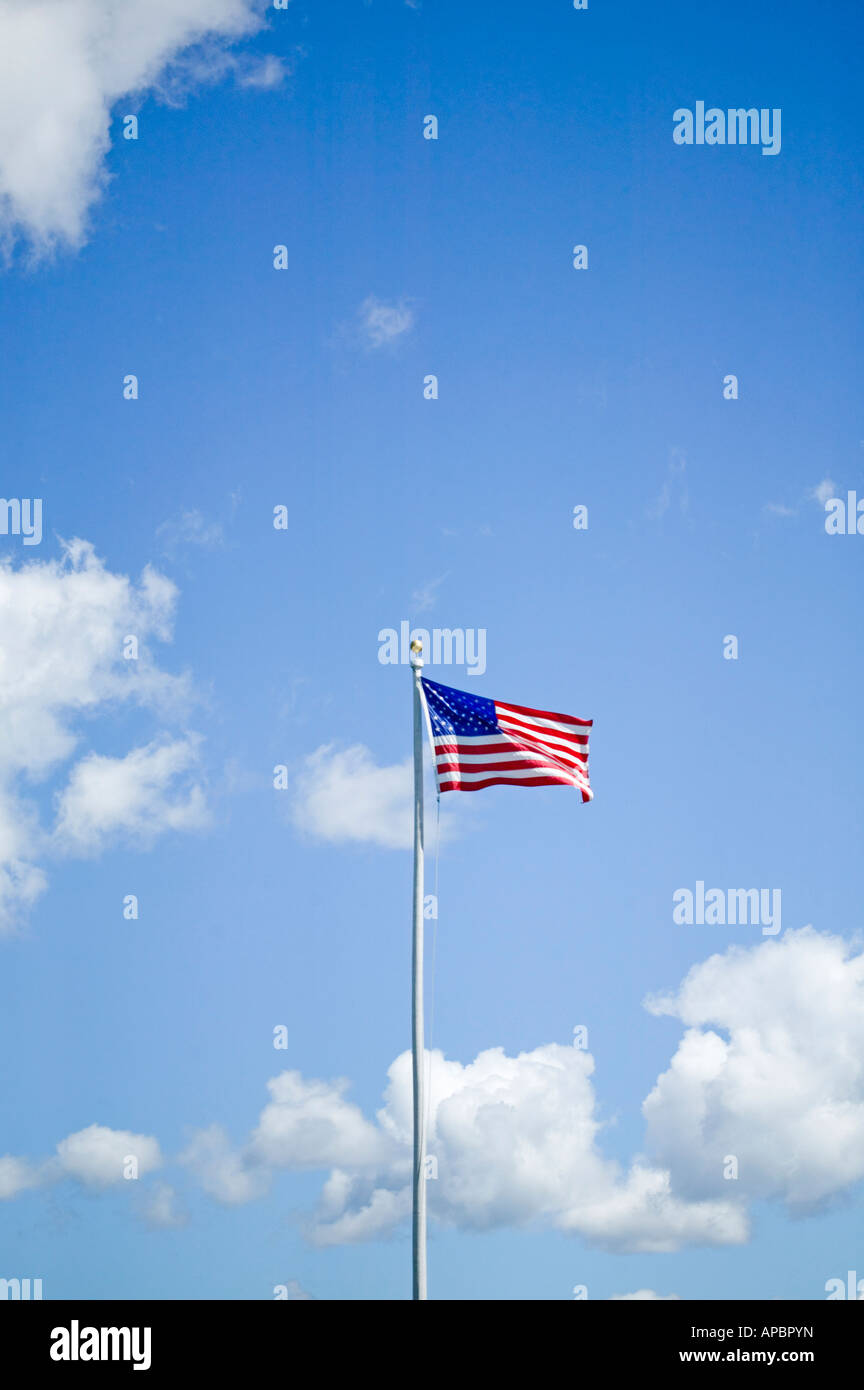 Bandiera americana a stelle e strisce sul pennone soffia il vento fiero patriottica Americana USA rosso bianco e blu America Foto Stock