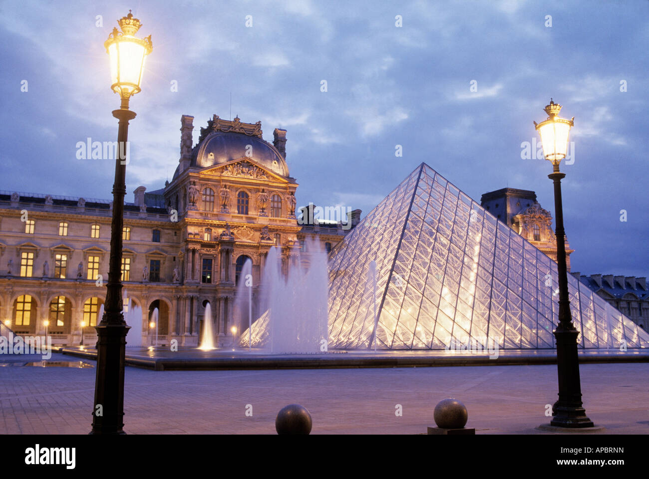 Il Louvre Parigi Francia ingresso piramide di vetro I M. Pei architetto Foto Stock
