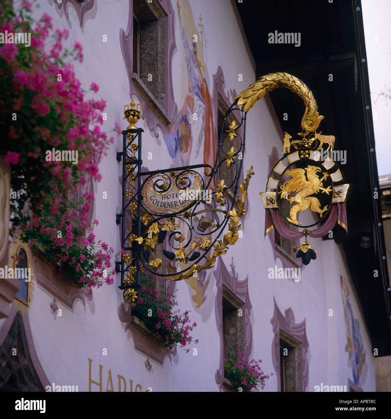 Un eye-catching ferro battuto riccamente ornato e intricate decorate segno su hotel portale in Kitzbuhel Tirolo Austria Foto Stock