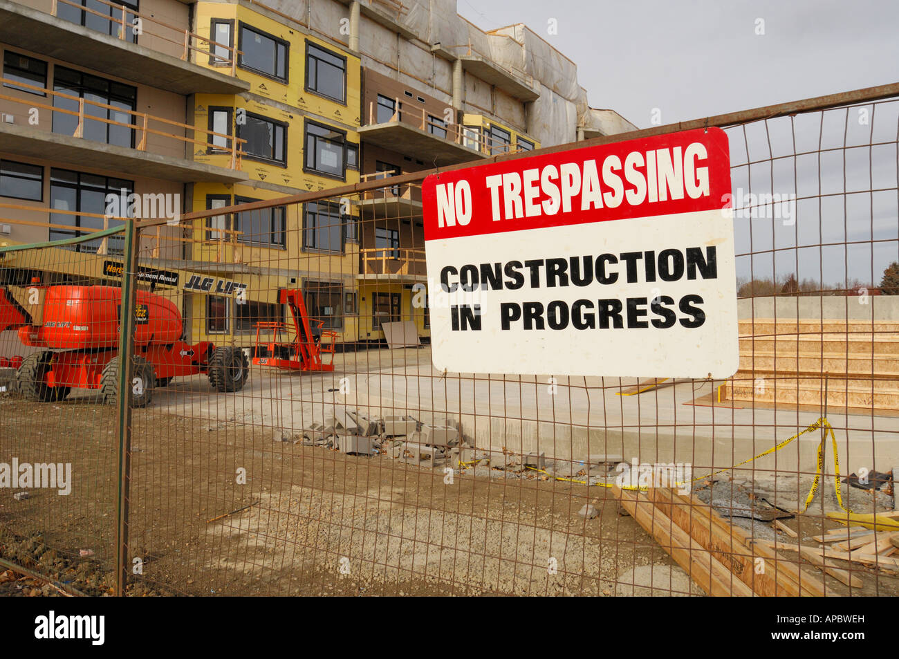Sito in costruzione con un No sconfinamenti di costruzione in corso il segno inviato su un recinto di sicurezza Foto Stock