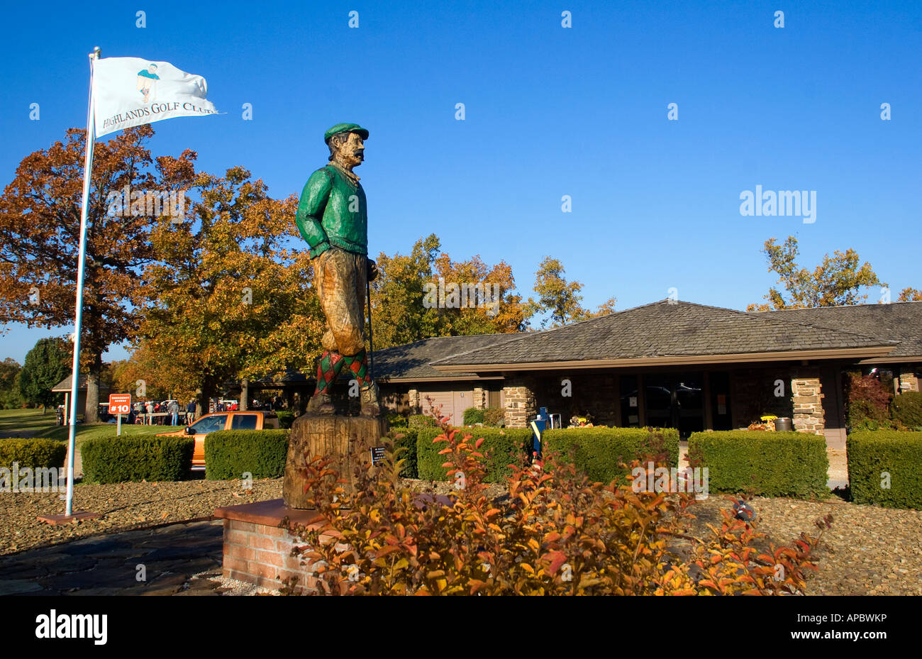 Mulligan, una statua in legno, si affaccia su altopiani Club House at Highlands Golf in Bella Vista, Ark. Foto Stock