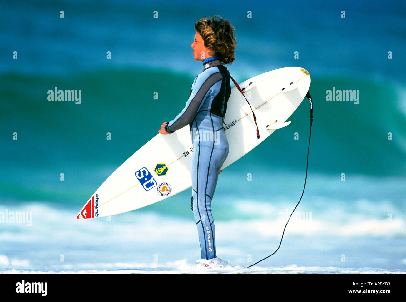 Giovani surfer sta cercando di mare, Jeremy Flores, Francia Foto Stock