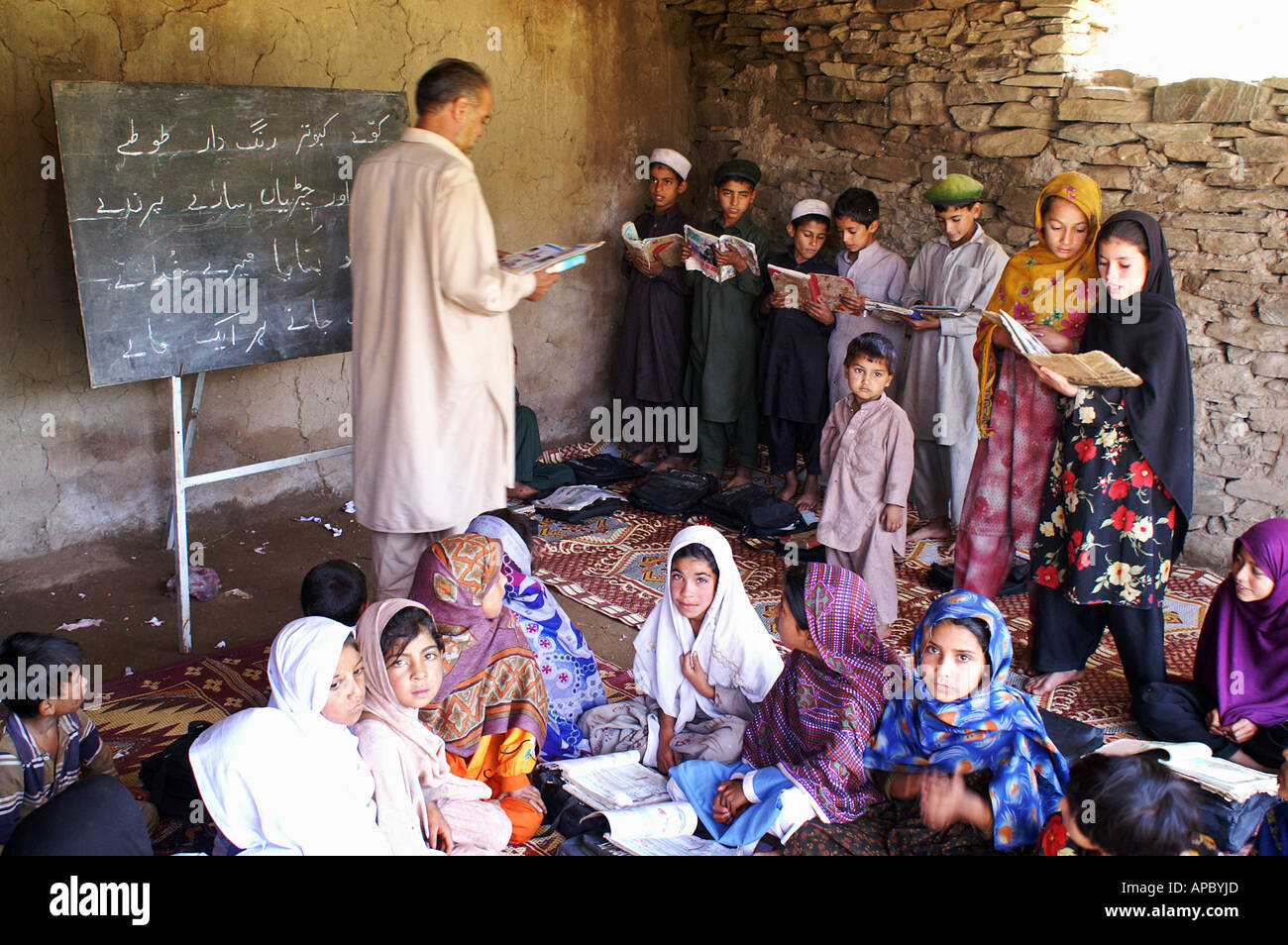 In classi di una scuola primaria in Dhabar Khatta villaggio nei pressi di Manshera, NWFP, Pakistan Foto Stock