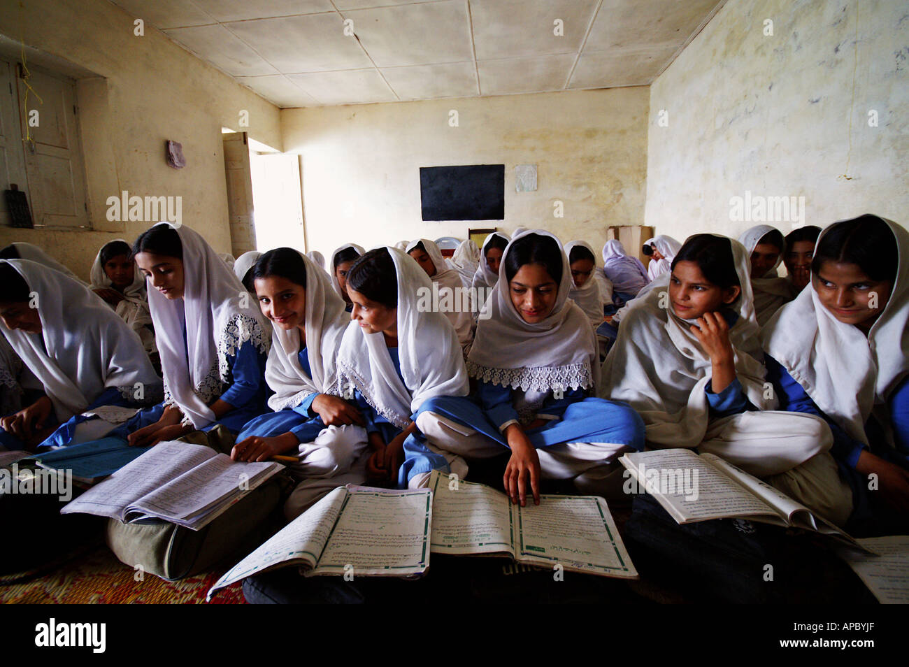 Scuola di ragazze vicino Hajira, AJK Kashmir Pakistan. Come la vicina scuola è stata distrutta dal terremoto, i bambini hanno a Foto Stock