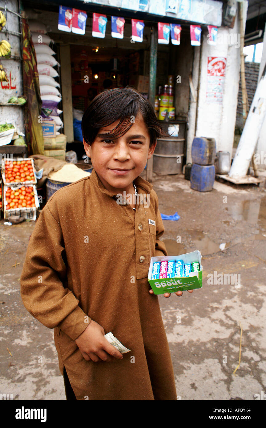 Ragazzo di dolciumi a lato strada per sostenere la sua famiglia, Bagh, AJK Kashmir Pakistan Foto Stock