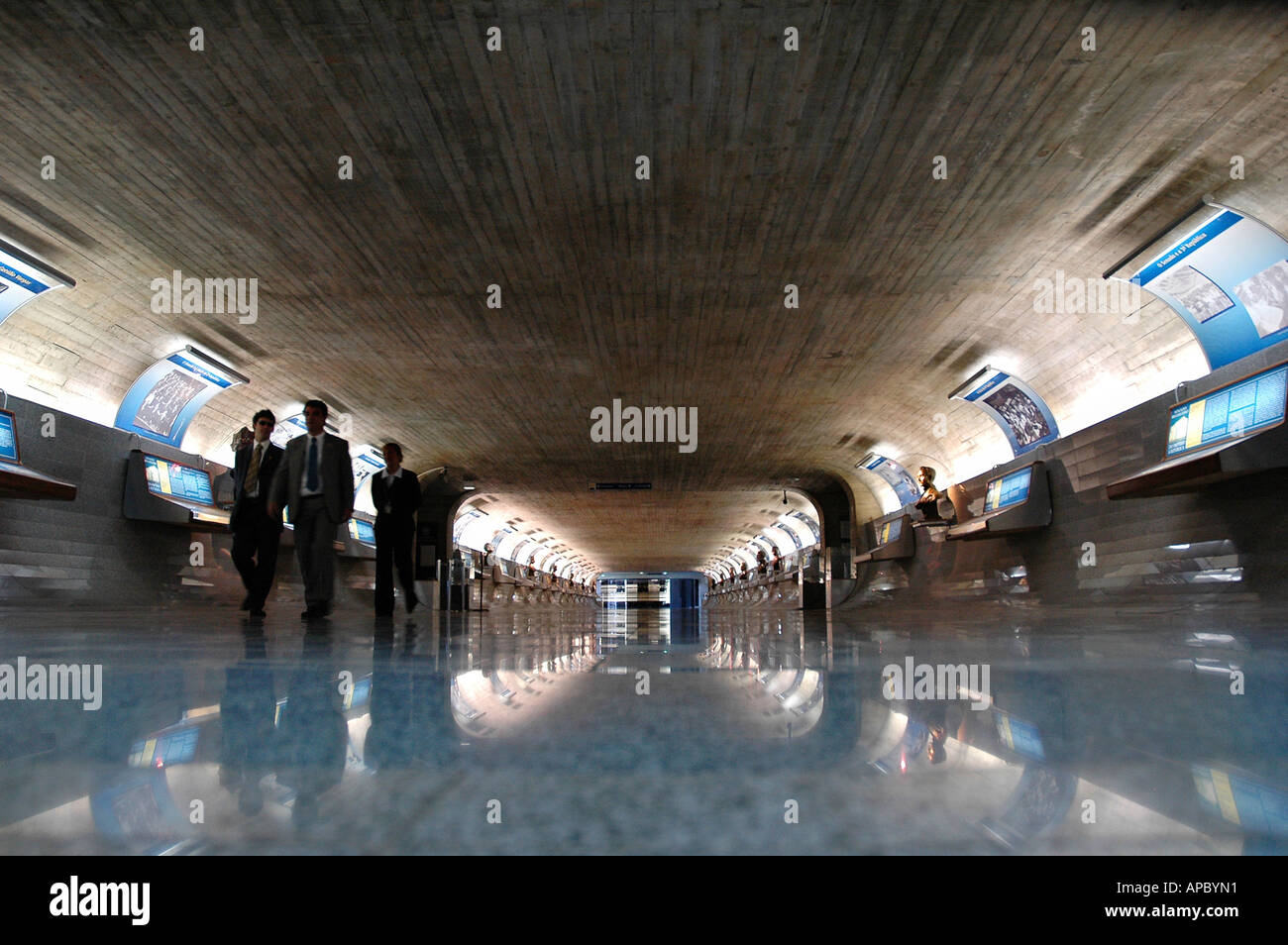 Il tunnel di volte (tunel do tempo) all'interno del Congresso Nazionale di costruzione di Brasilia, Brasile (progettata da Oscar Foto Stock
