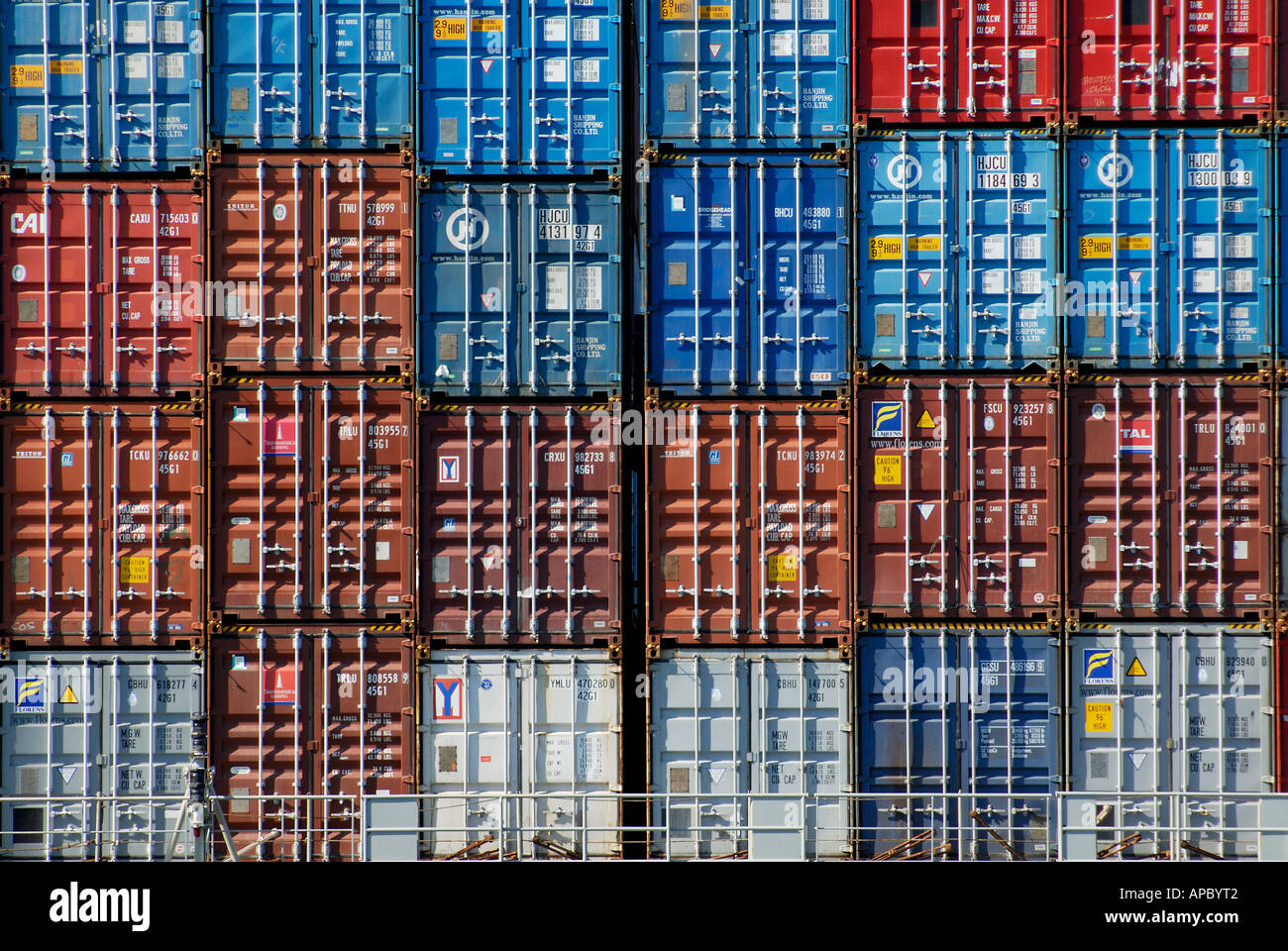 Contenitori impilati su un contenitore nave al porto di Amburgo, Amburgo, Germania Foto Stock