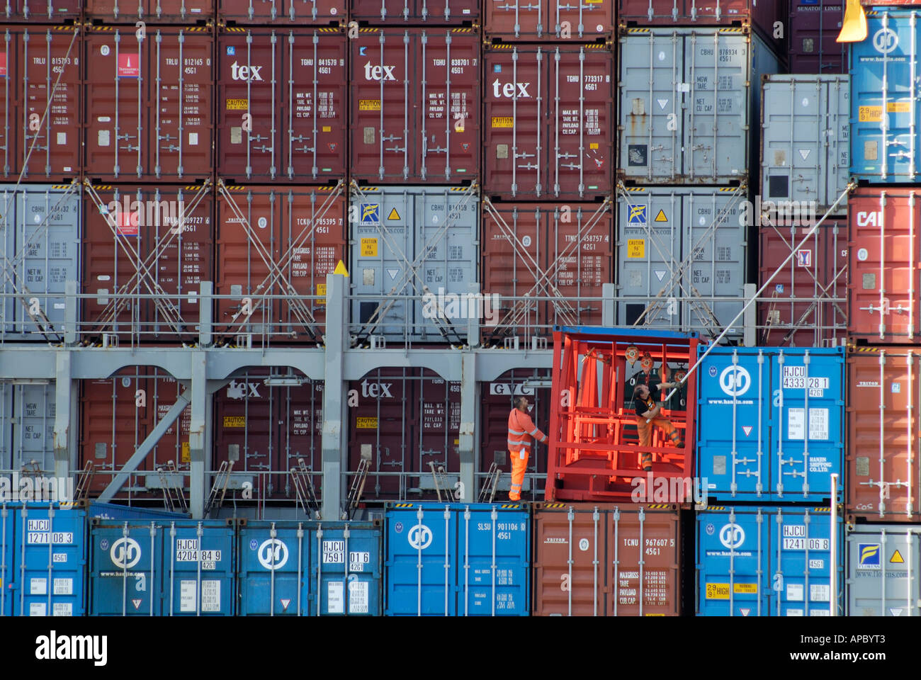 Contenitori impilati su un contenitore nave al porto di Amburgo beeing serrato, Amburgo, Germania Foto Stock