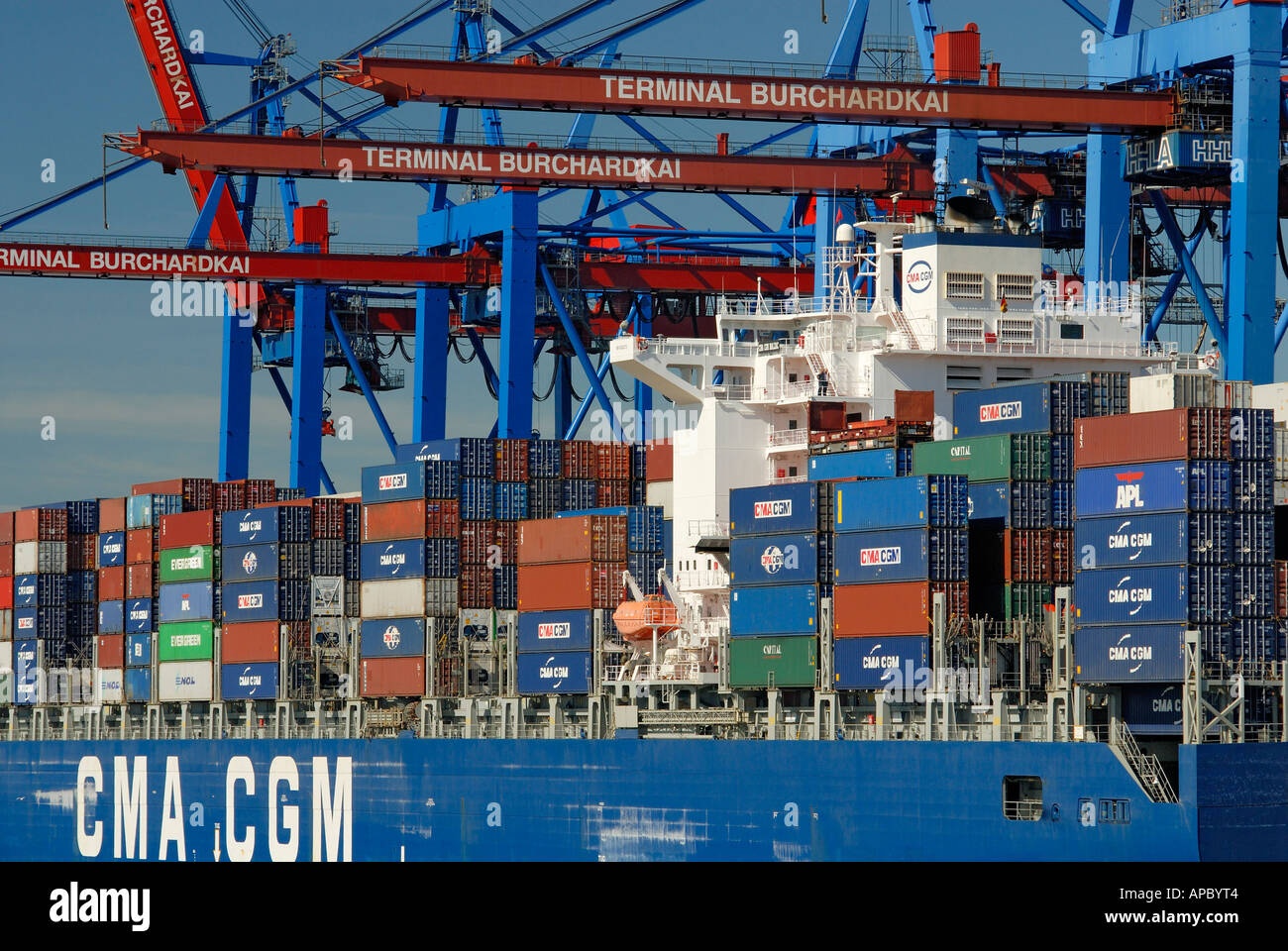 Contenitore nave beeing caricati al contenitore Burchardkai terminal al porto di Amburgo, Amburgo, Germania Foto Stock