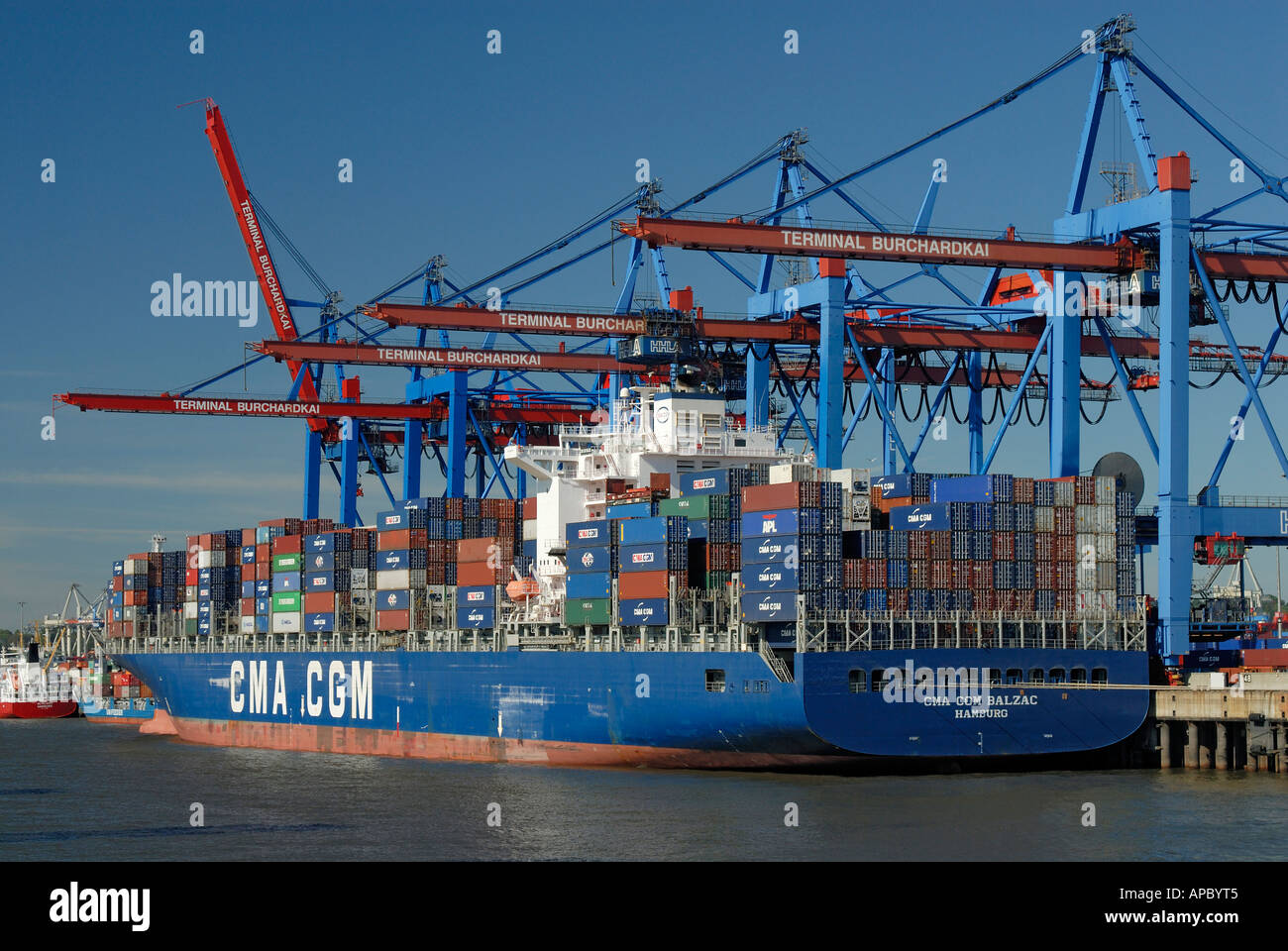Contenitore nave beeing caricati al contenitore Burchardkai terminal al porto di Amburgo, Amburgo, Germania Foto Stock
