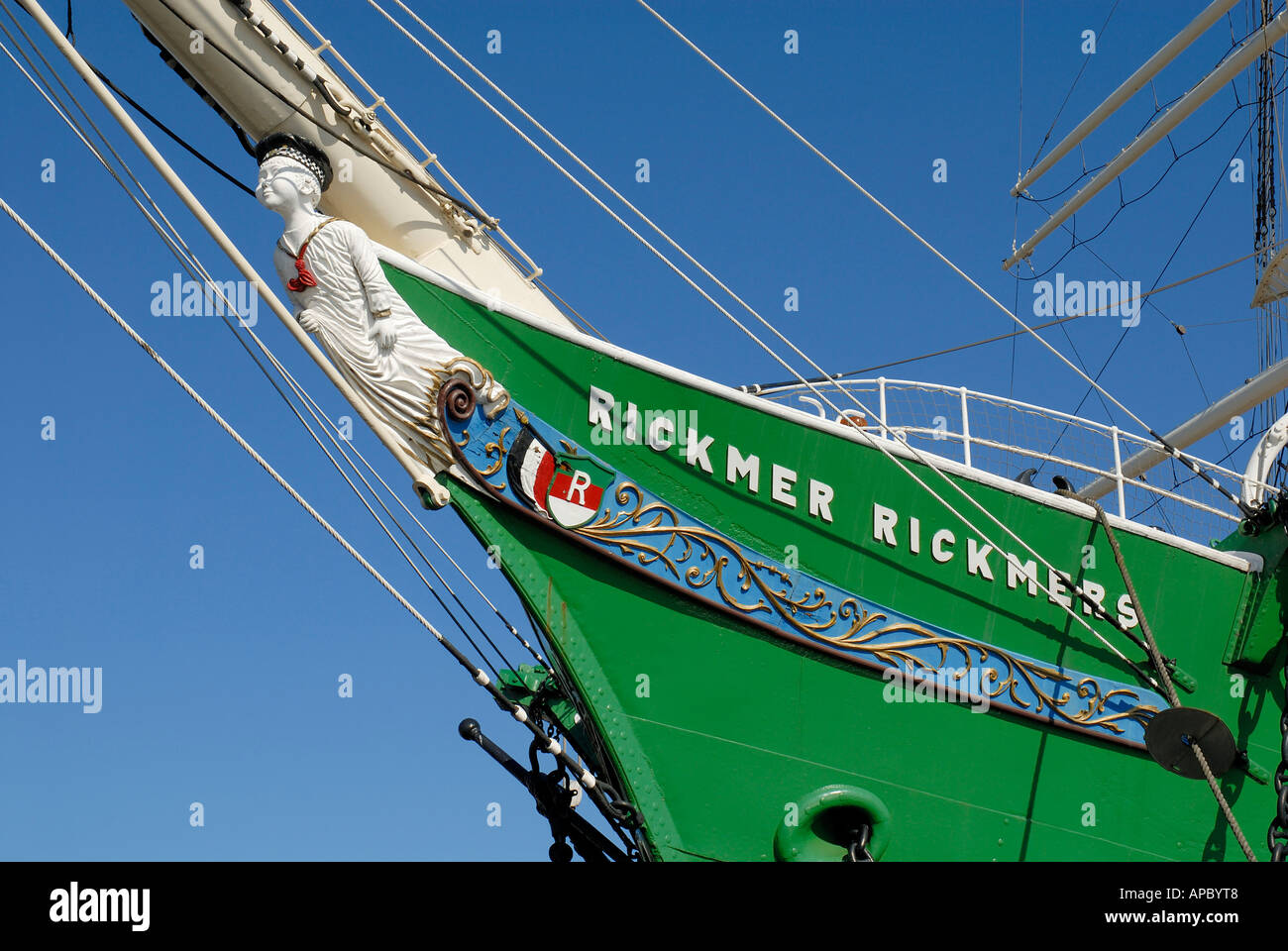 La prua e la polena della storica nave a vela Rickmer Rickmers al porto di Amburgo, Amburgo, Germania Foto Stock