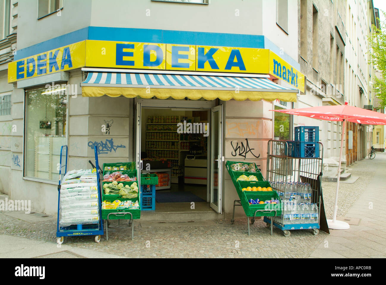La EDEKA shop nel quartiere Kreuzberg di Berlino, Germania. Foto Stock