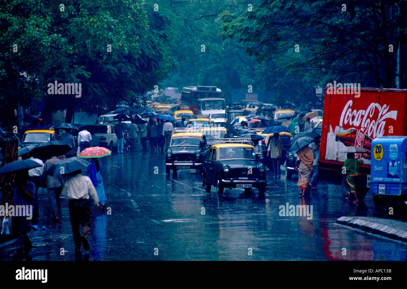 Per le strade di Mumbai India durante una tempesta di monsone Foto Stock