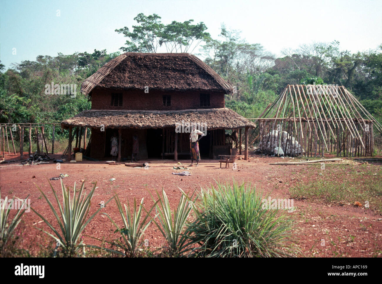 Due Piani Casa di fango D R COngo Zaire Africa centrale Foto Stock