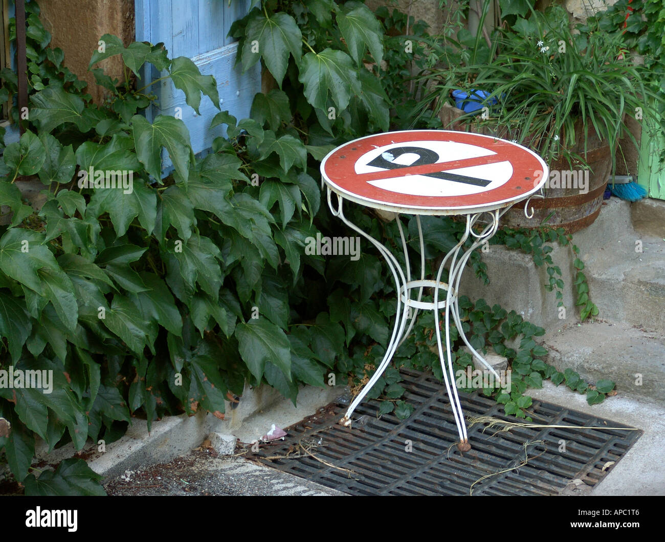 La seconda vita di parcheggio di un segno di divieto come desk top per un tavolo da giardino. Foto Stock