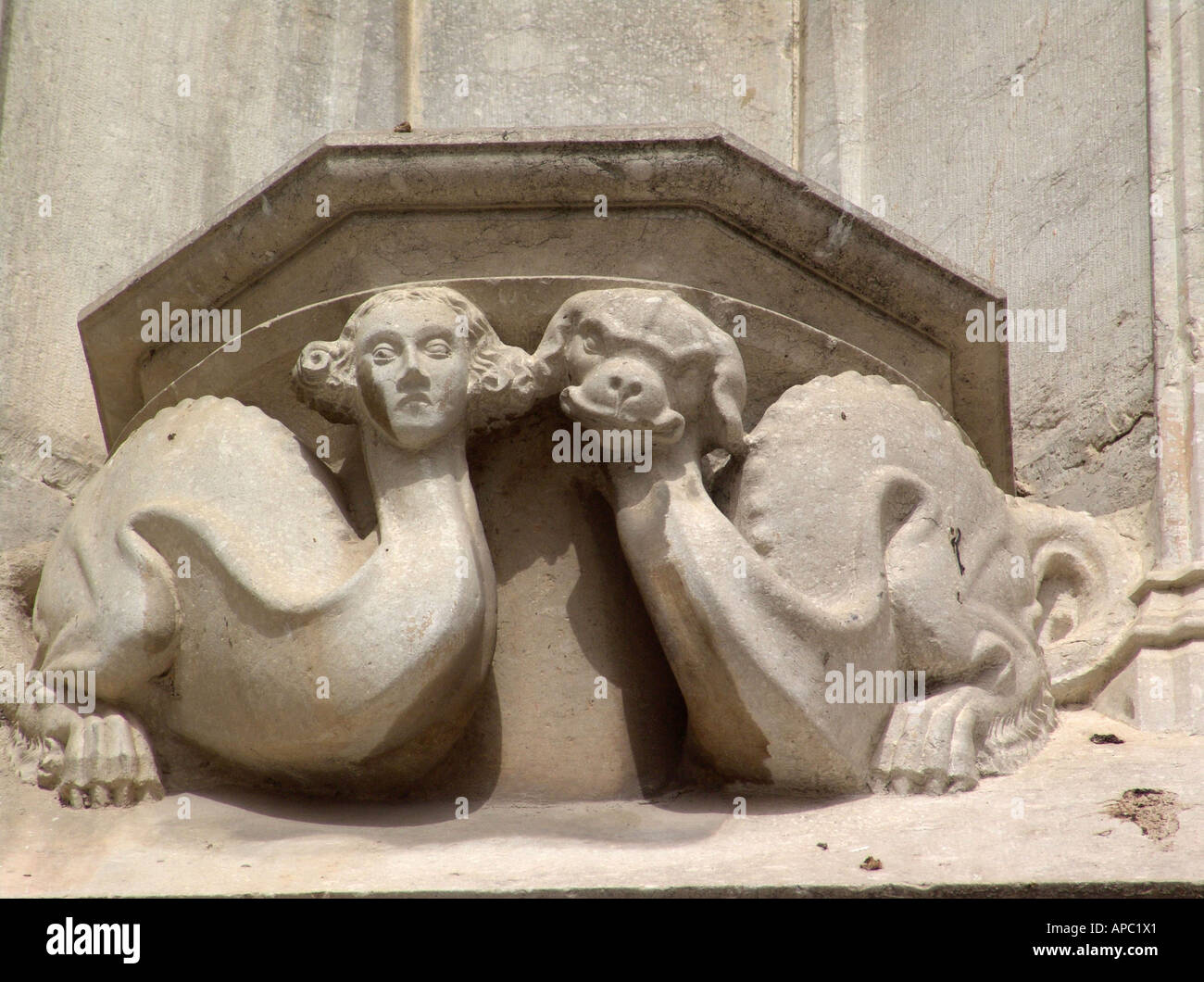 Girona, città medievale a Costa Brava. Figure, favolosa creatura, natura ermafroditi, al gable della cattedrale. Spagna Foto Stock