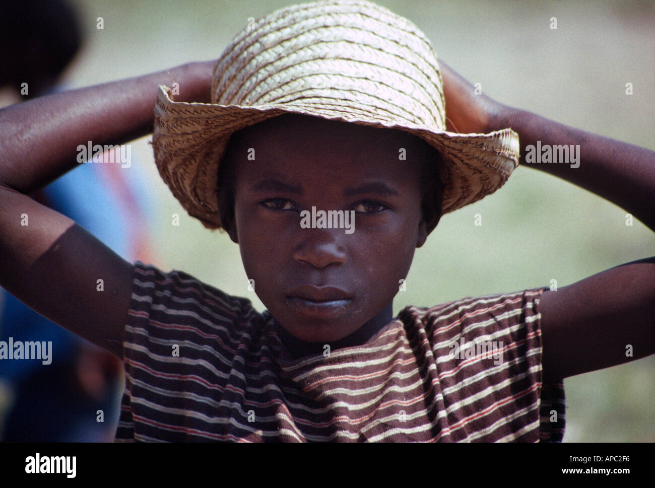 Ragazzo nel cappello di paglia Karonga Malawi Sud Africa Foto stock - Alamy
