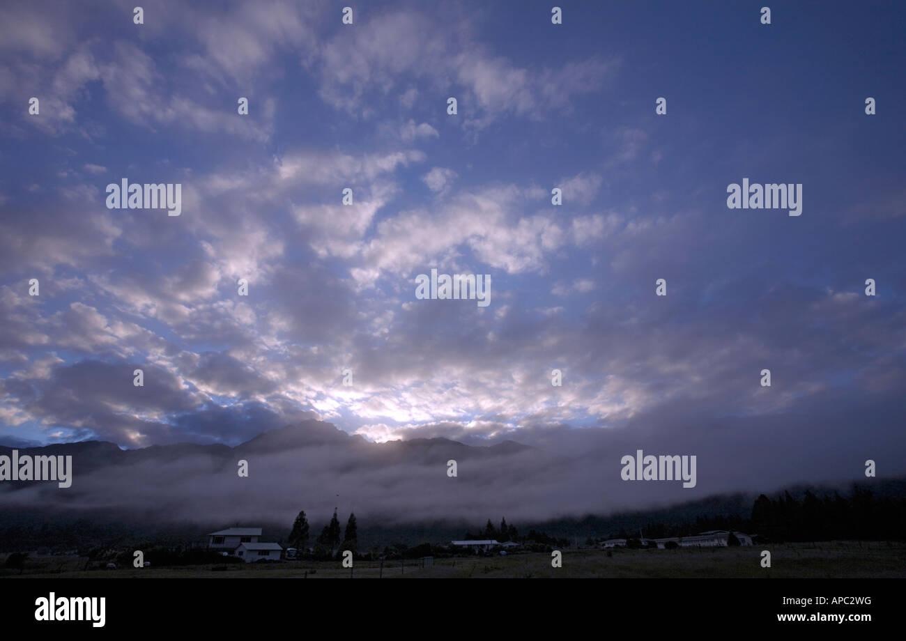 Nebbia mattutina circonda Ghiacciaio Franz Josef e montagne, Westland Tai Poutini National Park, Isola del Sud, Nuova Zelanda Foto Stock