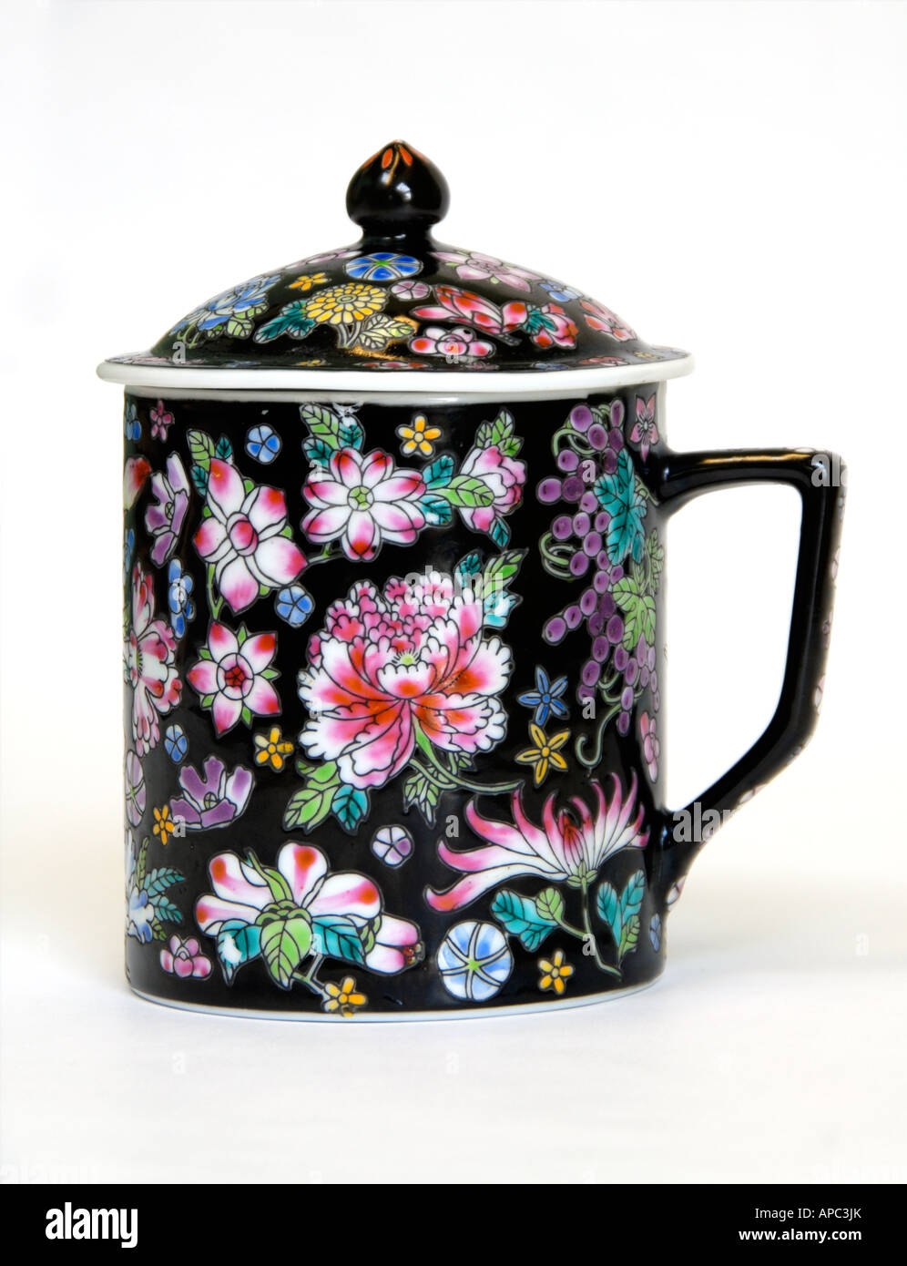 In ceramica cinese tazza da tè con coperchio, colore nero con decorazioni  floreali Foto stock - Alamy