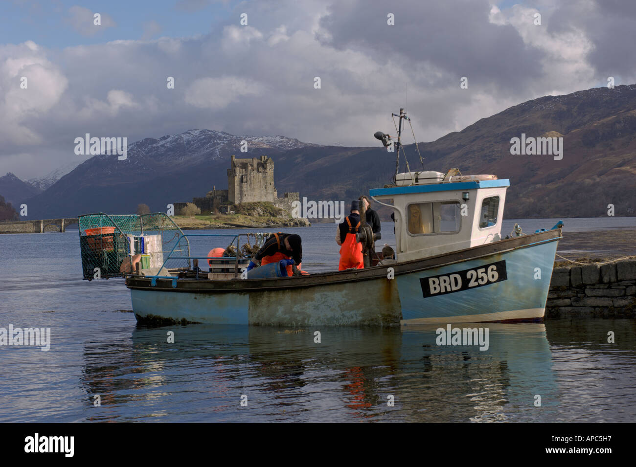 Guardando verso sud per Loch Duich al Castello Eilean Donan, barca da pesca, Highlands scozzesi, Scozia, Foto Stock