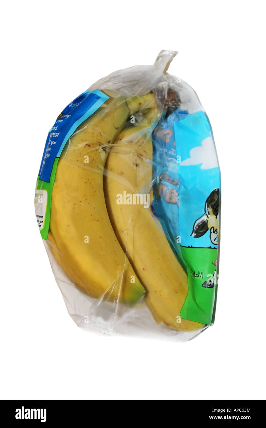Banane da un supermercato avvolti in inutili imballaggi in plastica contro uno sfondo bianco Foto Stock