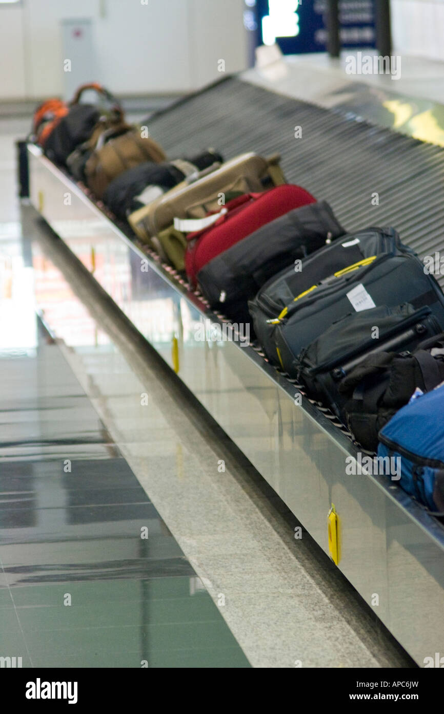 Il Reclamo Bagagli bagagli giostra l'Aeroporto Internazionale di Hong Kong Foto Stock