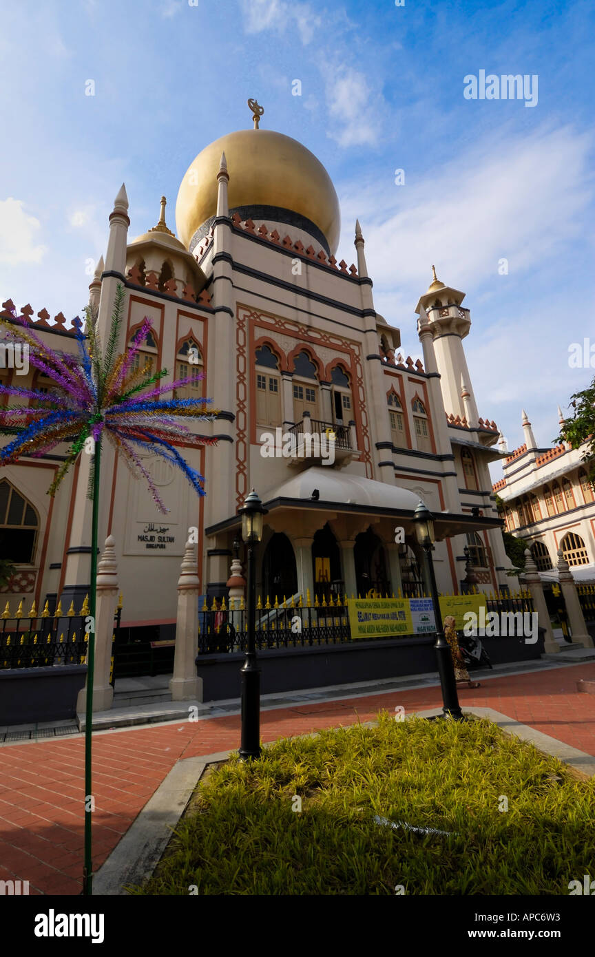 La storica Moschea del Sultano in Singapore bagnato in serata calda luce del sole Foto Stock