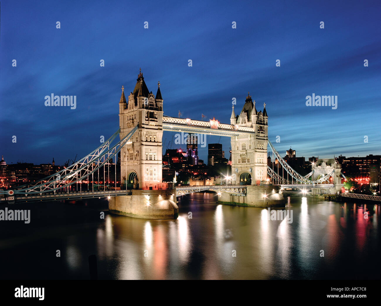 Il tower bridge shad thames notte Londra Inghilterra Regno Unito fiume Tamigi Foto Stock