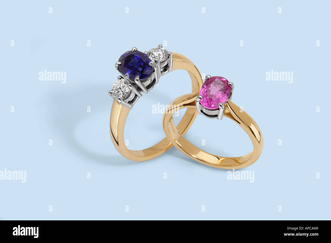Rosa e blu zaffiro anelli in oro Foto Stock