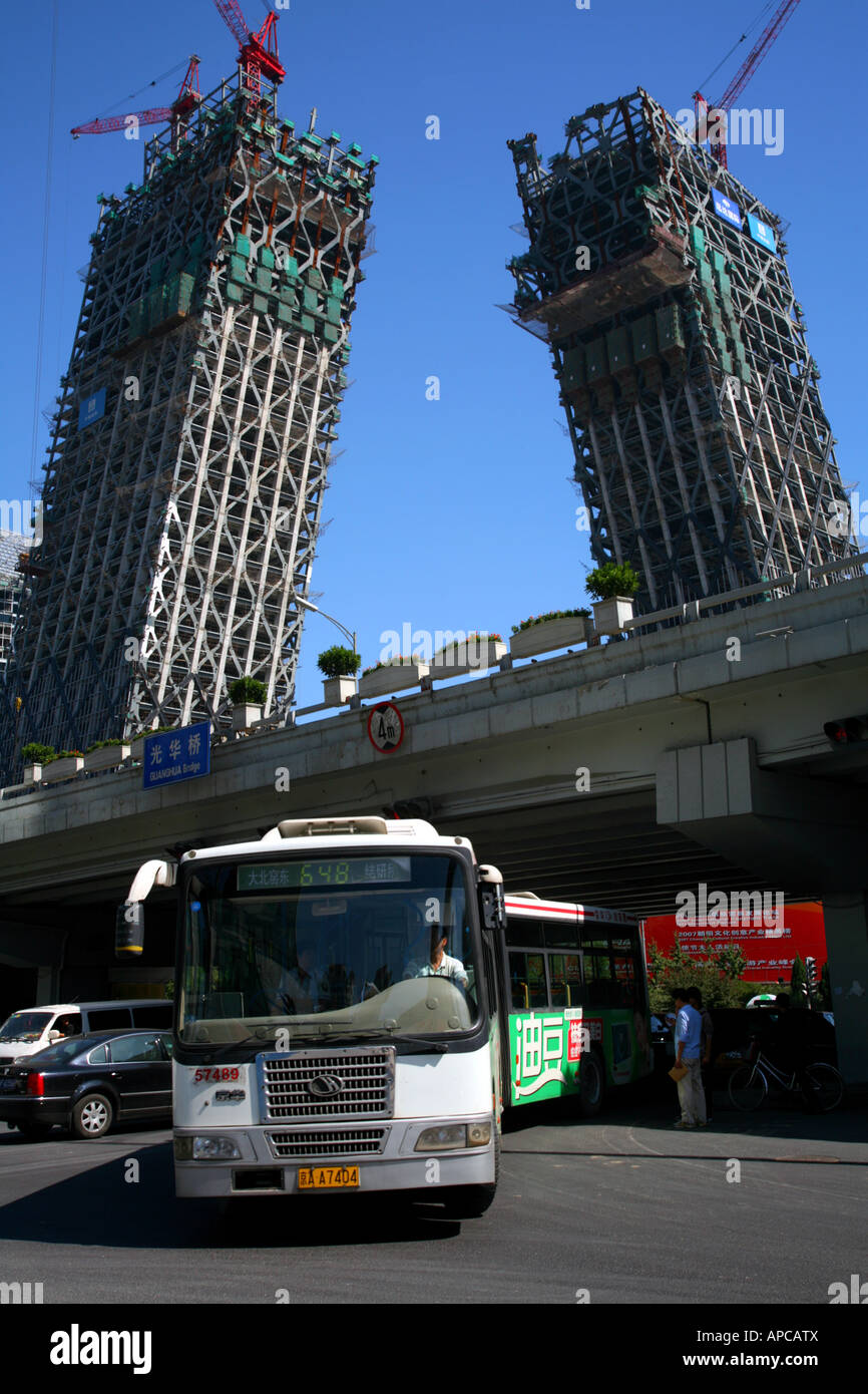 Cina CCTV Tower edificio in costruzione, e traffico locale, il governo centrale di Pechino. Foto Stock