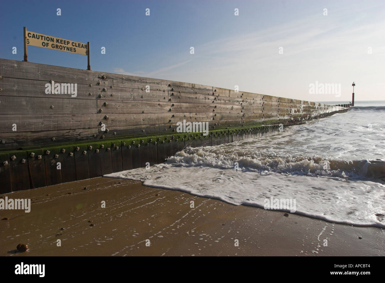 Attenzione tenere lontani i pennelli di lavaggio di marea lungo il lato di una groyne sulla spiaggia di Bournemouth Foto Stock