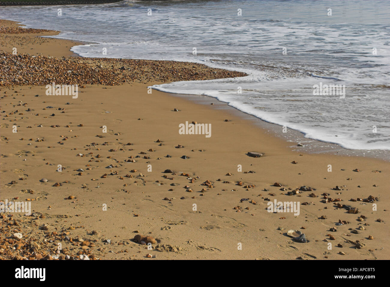 In prossimità del mare a terra di lavaggio su di una spiaggia di sabbia Foto Stock