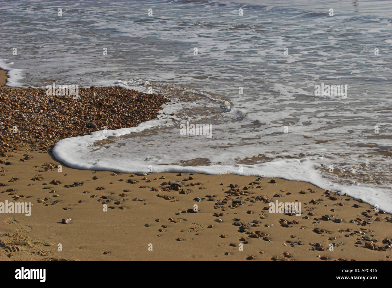 In prossimità del mare a terra di lavaggio su di una spiaggia di sabbia Foto Stock