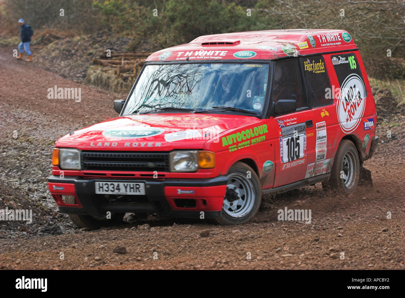 Andy Drummond e Gary Adams competere nel 2006 Wyedean Rally in un Land Rover Foto Stock