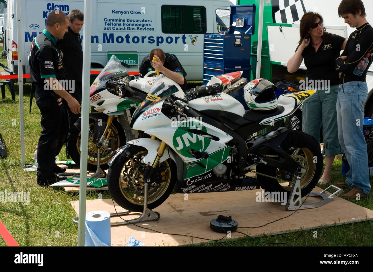 Millsport racing team preparazione di biciclette, Sud 100 gare Foto Stock Millsport racing team preparazione di biciclette, Sud 100 gare Foto Stock