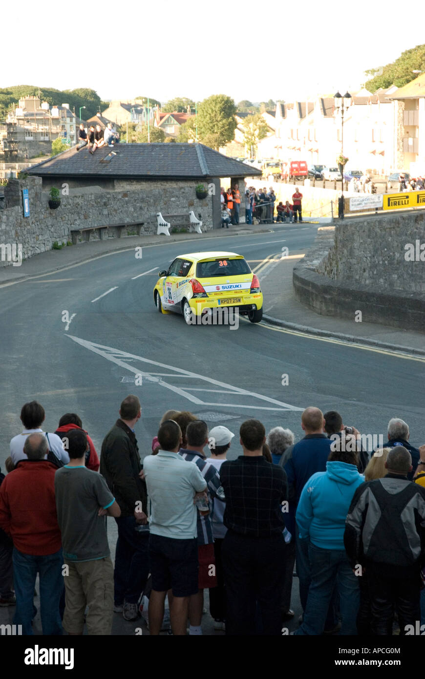 Persone che guardano il rally auto Manx a Castletown Foto Stock