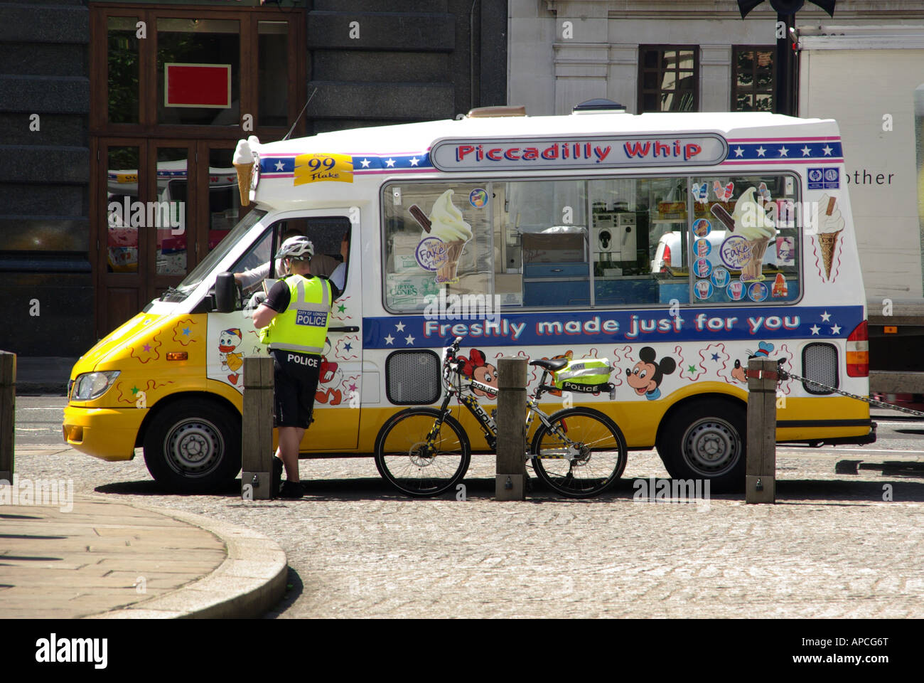 Poliziotto della città di Londra in discussione con l'autista di un pulmino mobile per la vendita di gelati e veicoli commerciali parcheggiato fuori dalla cattedrale di St. Pauls Foto Stock