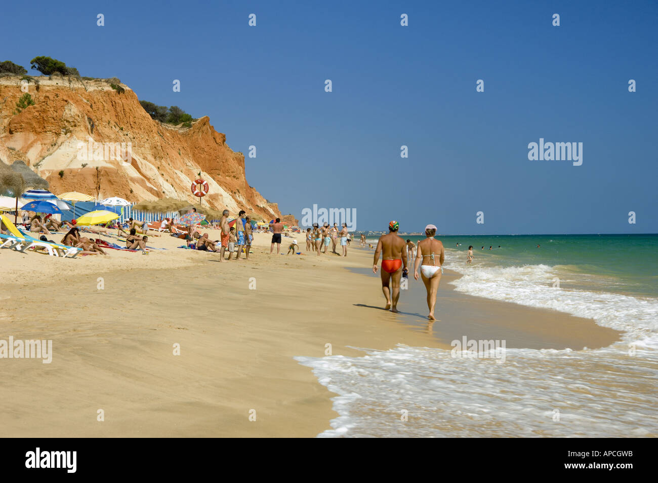 Praia da Falesia scogliere e spiaggia, nei pressi di Albufeira Foto Stock