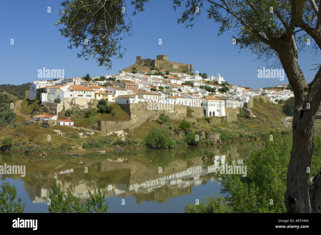 Il Portogallo, l'Alentejo, Mertola, la città e il fiume Guadiana Foto Stock