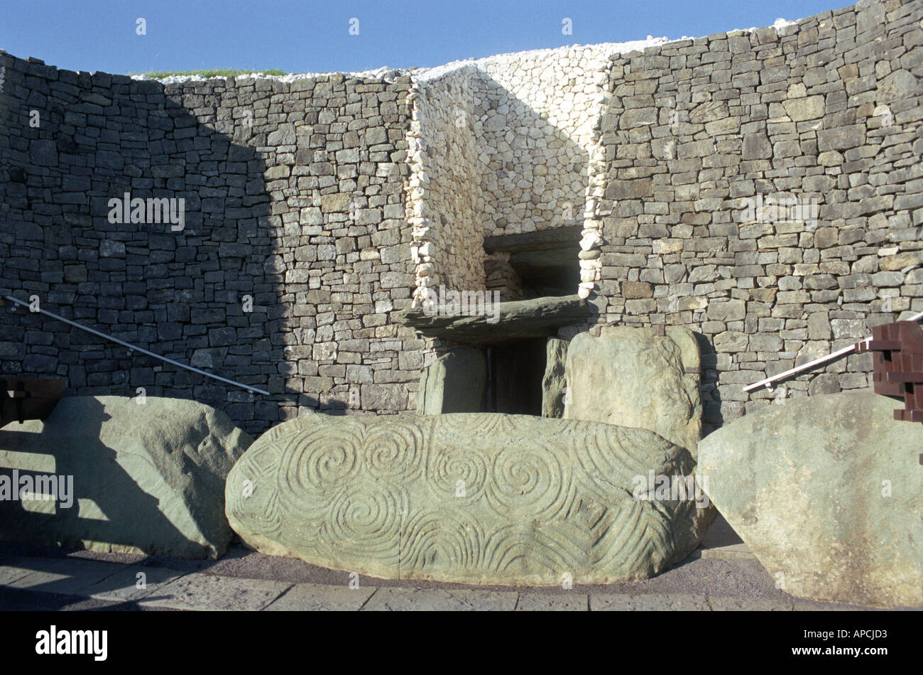 L'ingresso all'antico passaggio di Newgrange grave nella contea di Meath in Irlanda Foto Stock