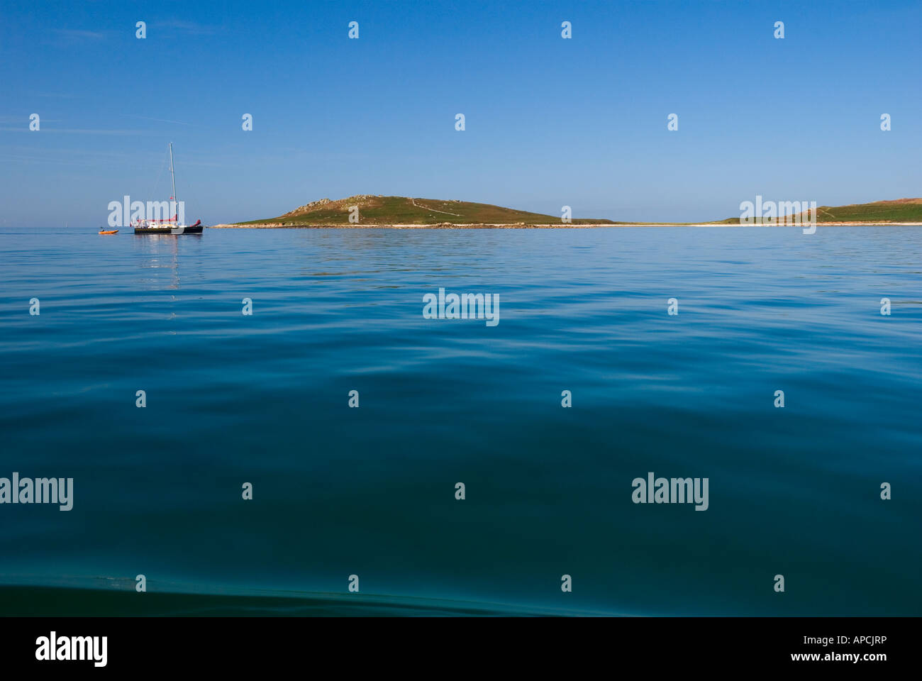 Acqua calma off Sansone isola su isole Scilly England Regno Unito Foto Stock