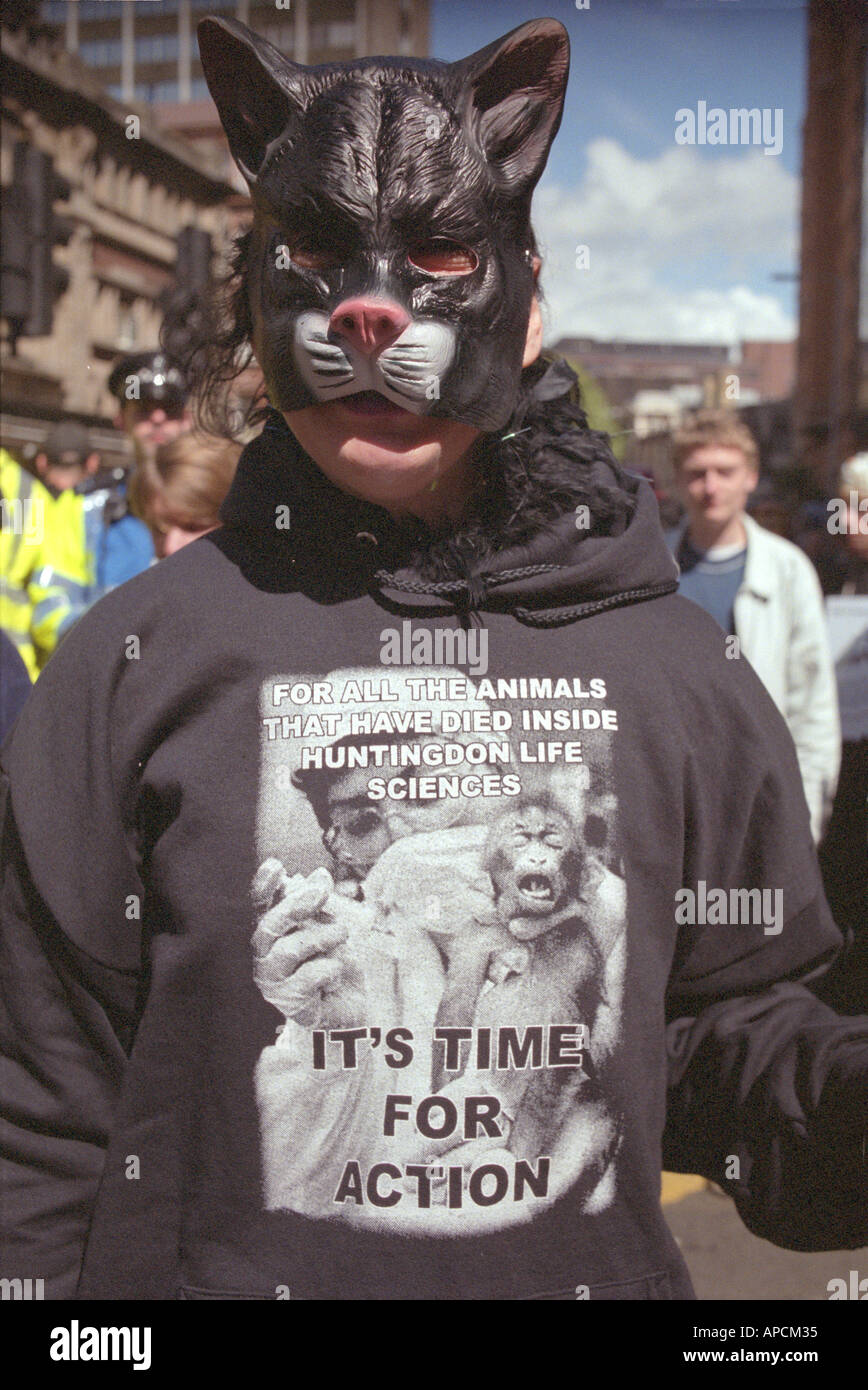 Diritti degli animali demonstrator protestando circa Huntington le scienze della vita e la sperimentazione su animali vivi. Foto Stock