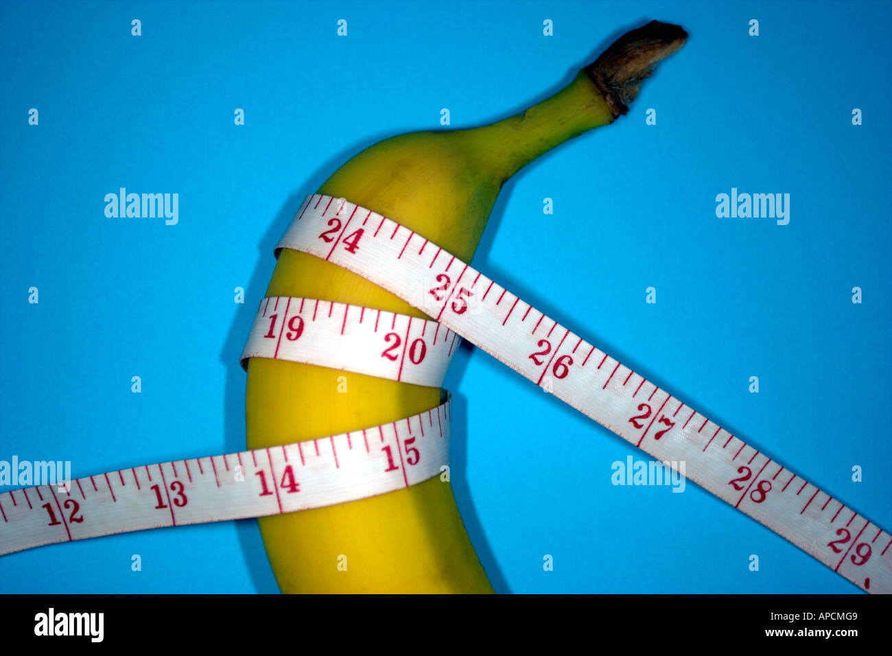 Banana con nastro di misurazione che simboleggia la salute e dimagrimento. Foto Stock