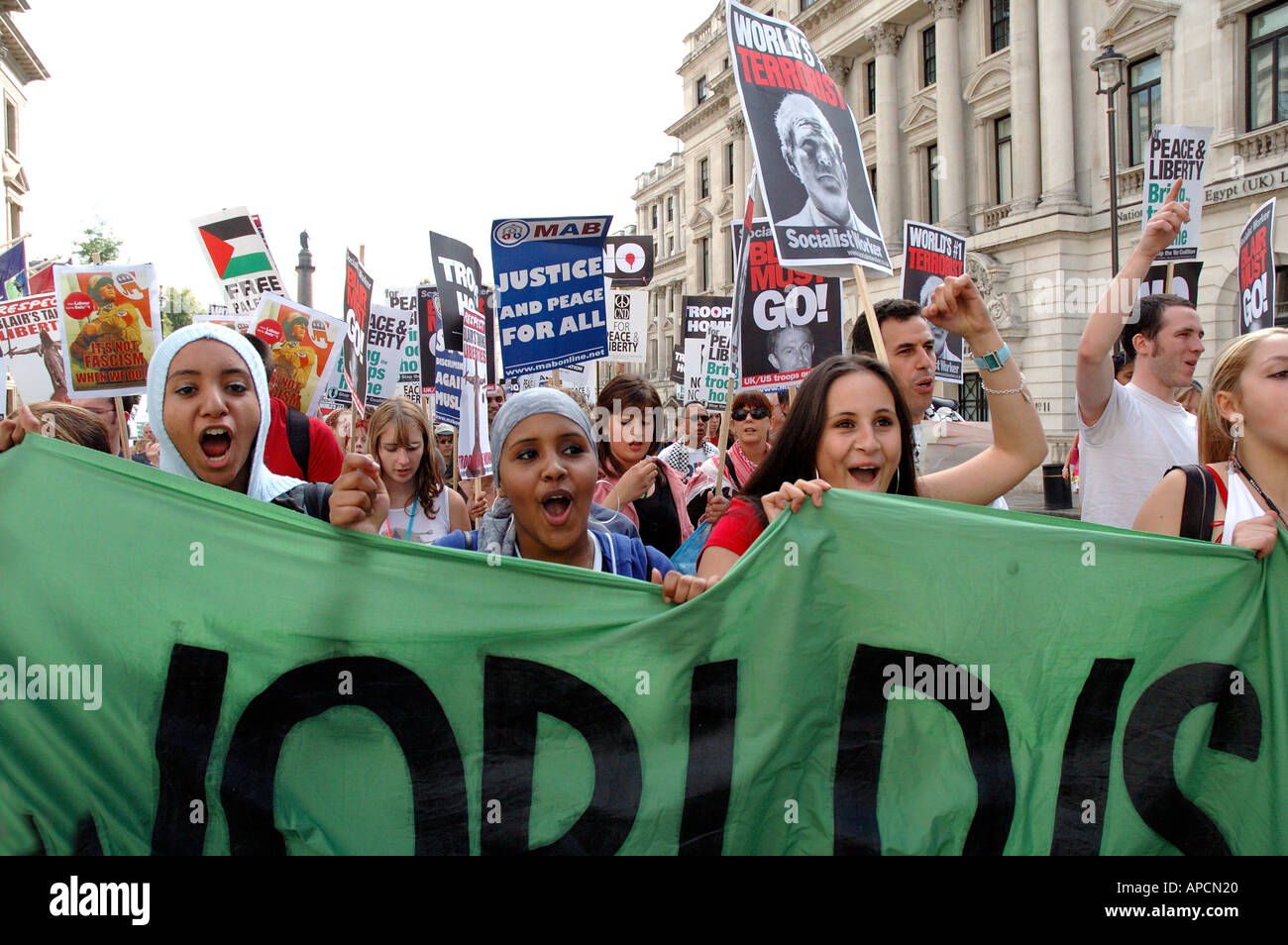 Manifestazione di protesta nel centro di Londra contro l'occupazione dell'Iraq in ottobre 2005 e politica per il Medio Oriente. Foto Stock
