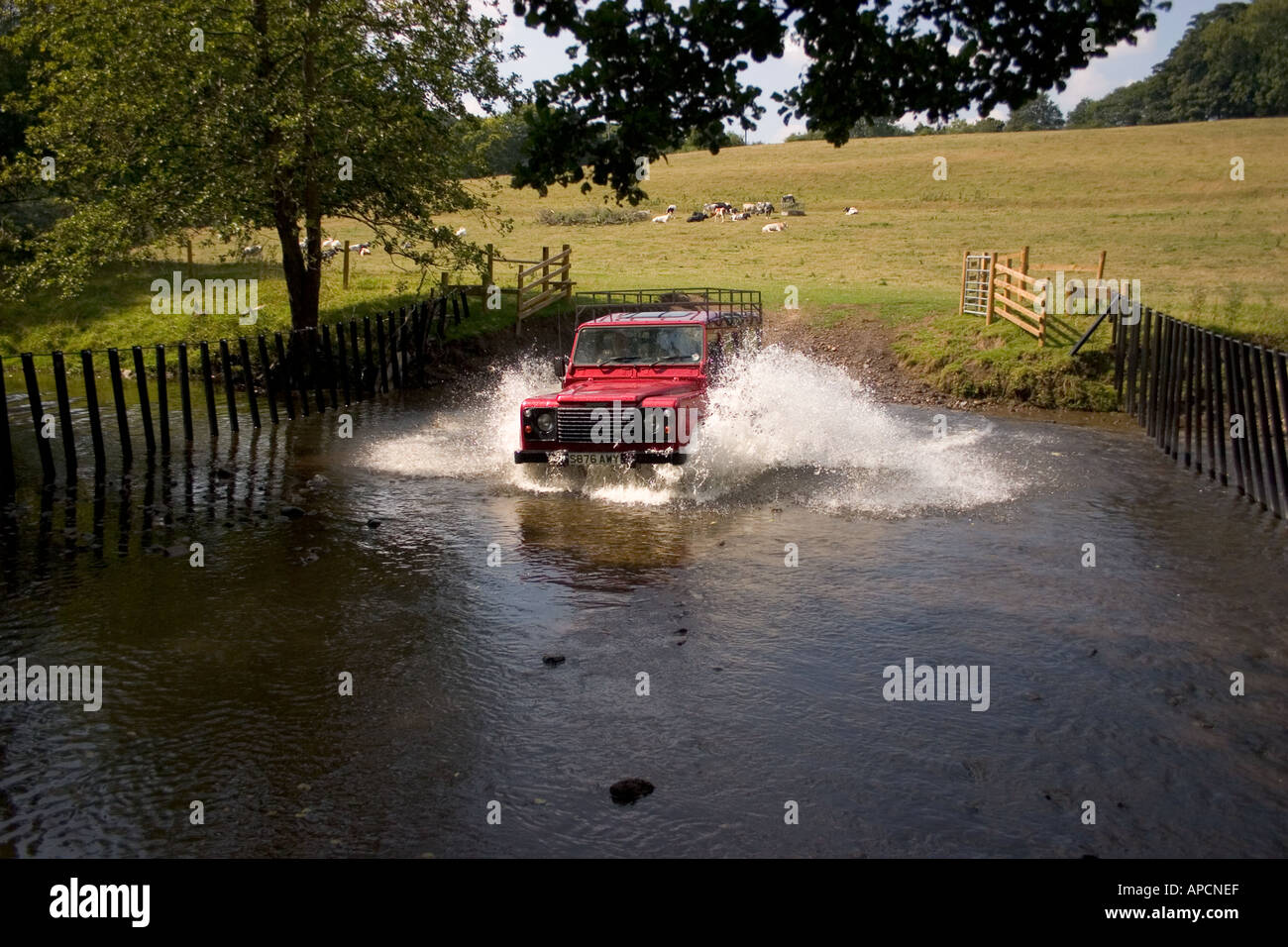 Landrover Defender attraversamento di un guado del fiume Alyn Galles del Nord Foto Stock