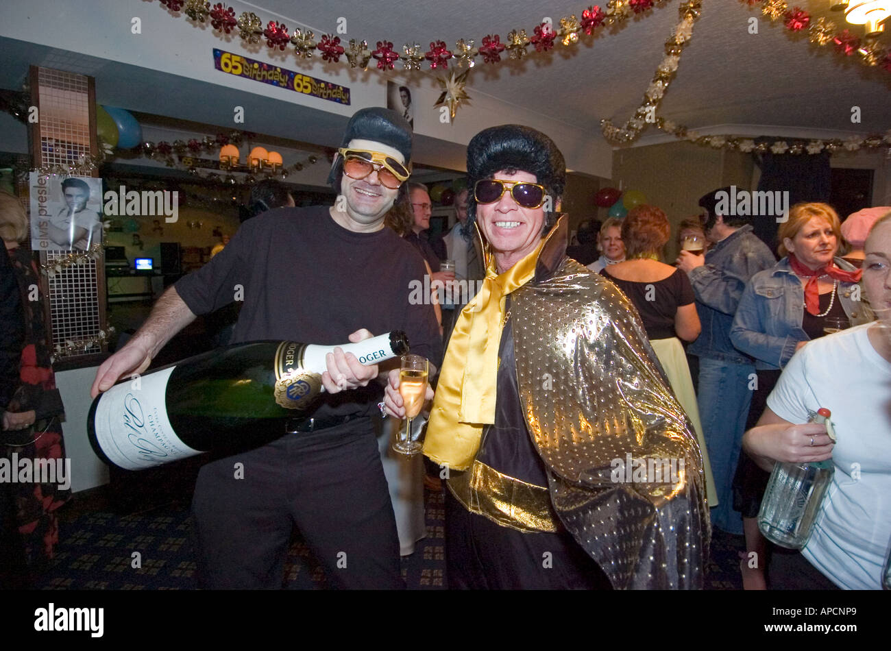 Elvis fancy dress festa di compleanno a Swansea Foto Stock