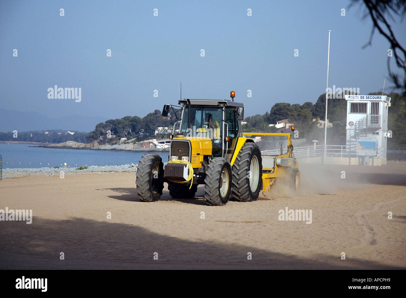 Pulizia spiaggia di Agay nel sud della Francia. Foto Stock