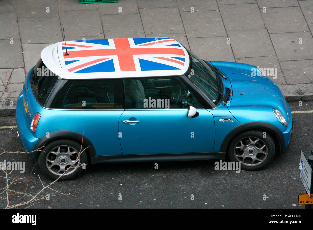 Mini Cooper con Union Jack sul tetto verniciato Foto Stock